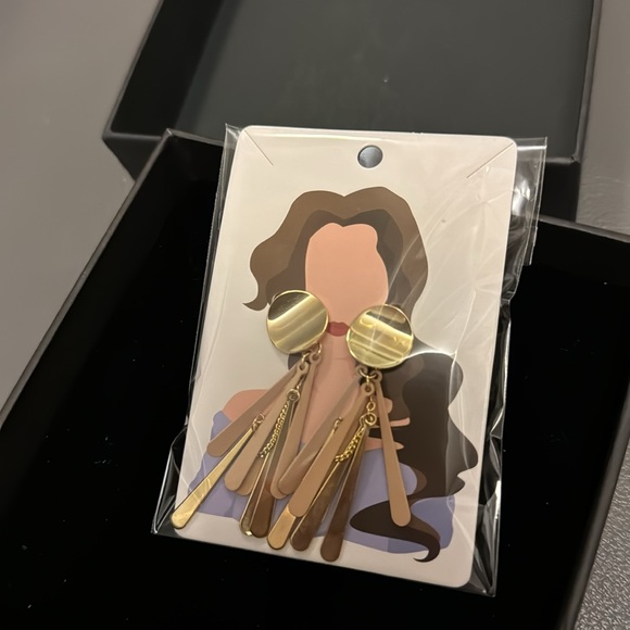 Great Deal Gorgeous Earrings - Picture 4 of 4